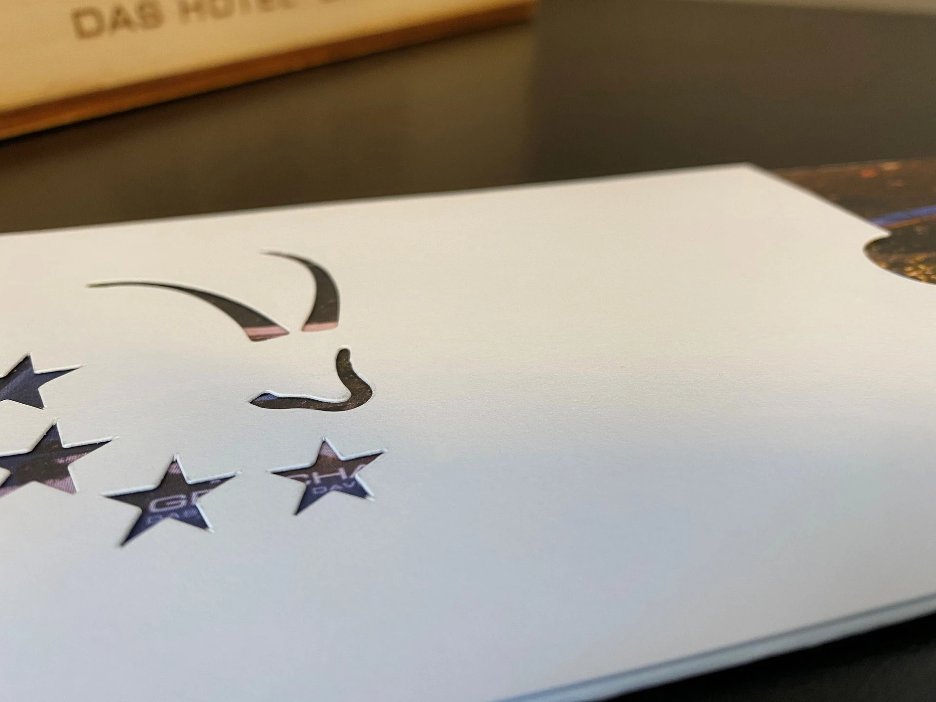 Geschenkcouvert des Hotel Grischa mit Sternen- und Logoprägung