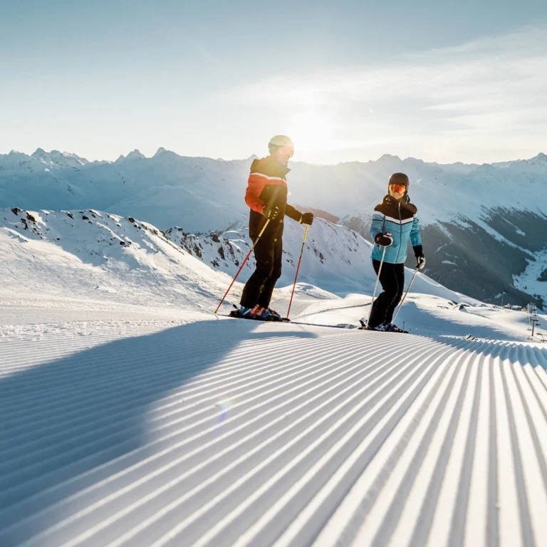 Zwei Skifahrer auf der frisch präparierten Piste im Skigebiet Parsenn