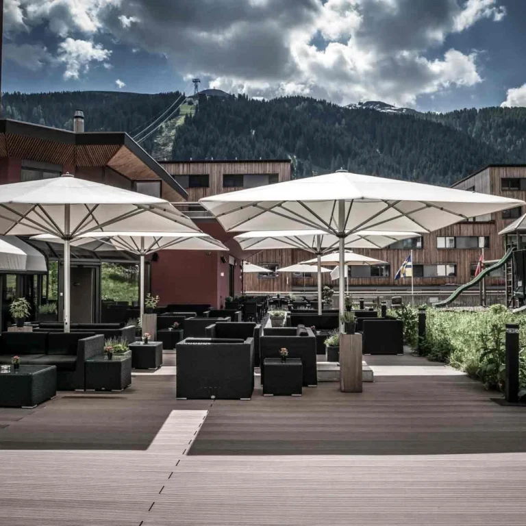 Sonnenterrasse des Hotel Grischa mit Sonnenschirmen und Loungemöbeln