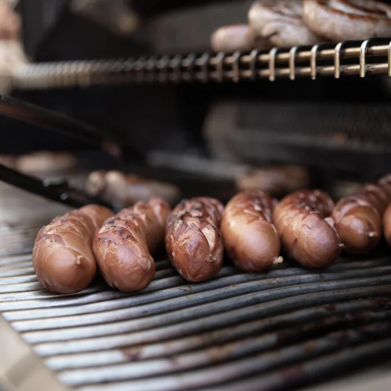 Bratwürste auf dem Grill beim Grillplausch