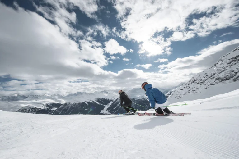 Zwei Skifahrer auf der frisch präparierten Piste über Davos