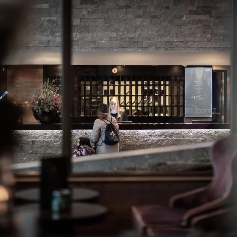 Gast an der Rezeption des Hotel Grischa, Blick durch das Fenster