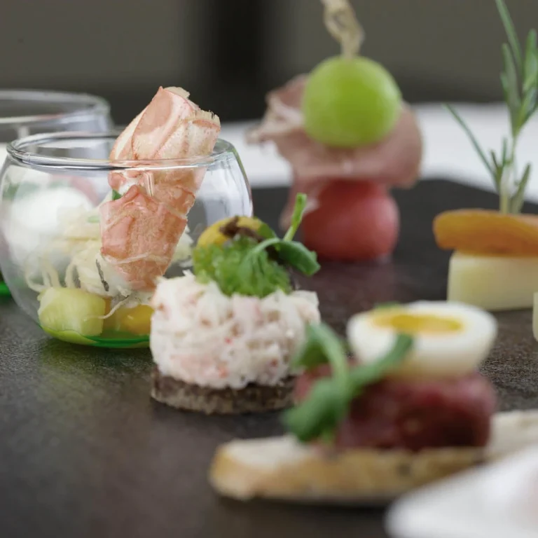 Apéro-Häppchen mit Tatar, Melone und Rohschinken auf einer Schieferplatte