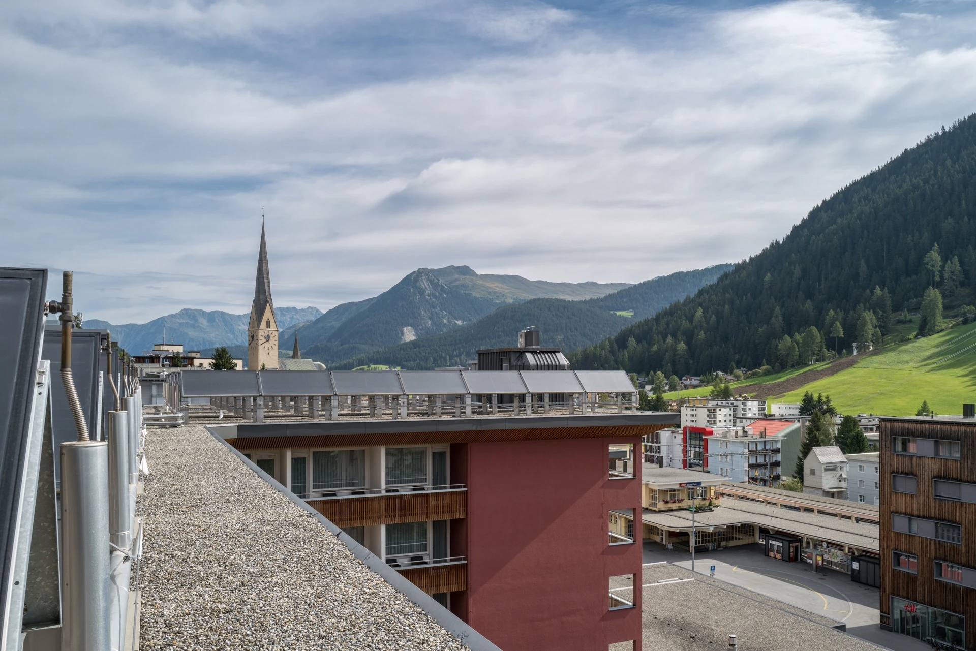 Blick vom Dach des Hotel Grischa über Davos mit Kirchturm und Bergen