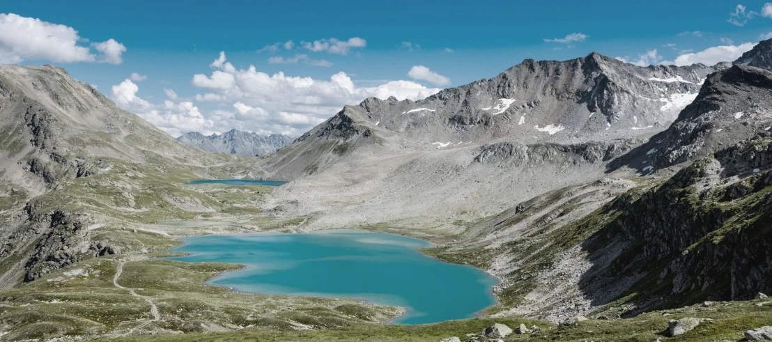 Türkisblaue Jöriseen in der felsigen Hochgebirgslandschaft